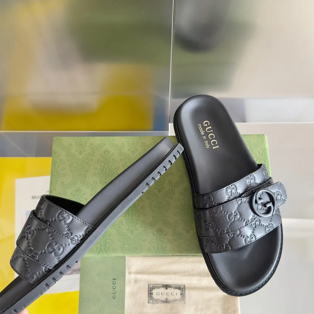 [G Home] Men's Men's Shoes💰: 300💰Size: 38-45 🆕2024Gucci Gucci Summer New Style Double G Presbyopia Flip-flops Cross Sandals Thick Sole Slippers Beach Shoes Original Purchase and Development Production G family's 2024 new summer dark horse items, fashion bloggers at home and abroad have put on the show, and it has become popular on social platforms at home and abroad. Fashionistas must pay for it, and they spend a lot of money to create ingenious craftsmanship and accurately restore every detail. Exquisite packaging at the delivery counter🛍📦 ▪️ Fabric: Original imported double G presbyopic leather ▪️ Lining: Original imported leather ▪️ Sole: Original open molded T men's shoes 💰U outsole ▪️ Bottom thickness: 3CM